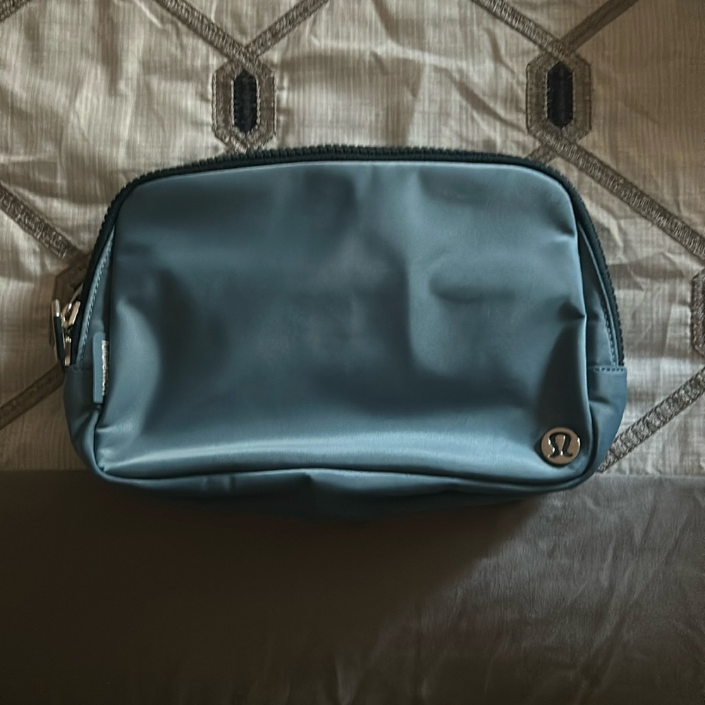 2L Blue Lululemon Everywhere Beltbag